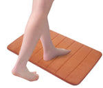 Tapis en mousse orange pour salle de bain